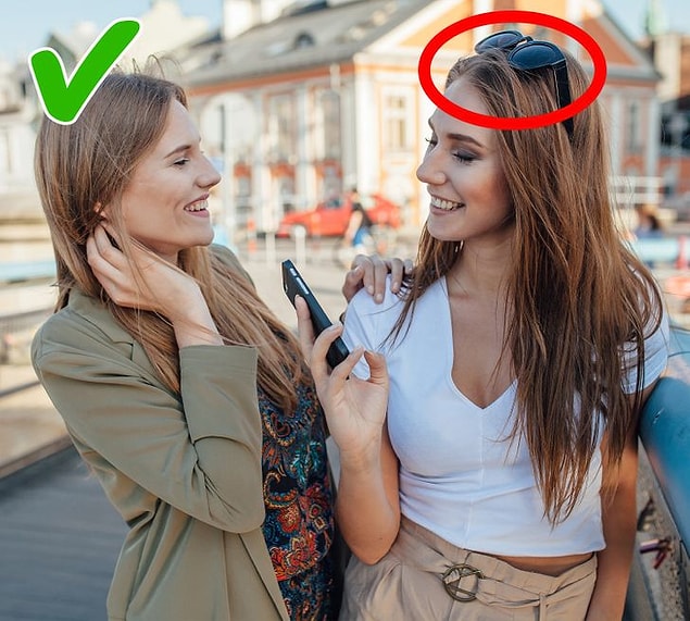 14. Sokakta aniden bir arkadaşınızı veya iş arkadaşınızı görürseniz, göz teması kurmalı, kulaklıklarınızdan kurtulmalı ve güneş gözlüklerinizi çıkarmalısınız.