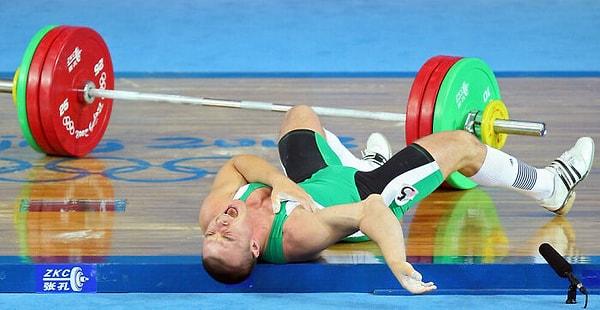 18. 2008 Pekin Olimpiyatları'nda 148 kilogram ağırlık kaldırmaya çalışırken sağ kolunun bağları kopan Macaristanlı halterci Janos Baranyai: