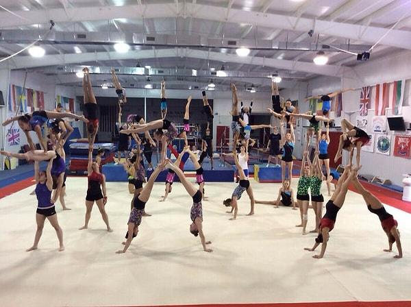 20. Olimpik idman kampında antrenman yapan akrobatik jimnastik takımı: