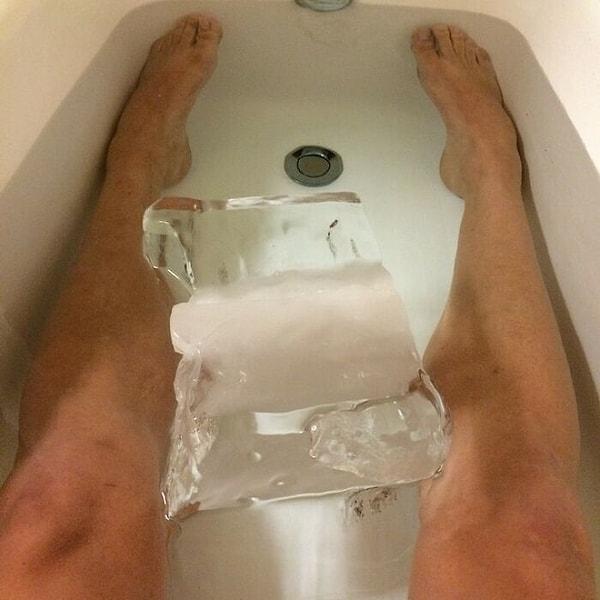 25. Bacaklarını dinlendirmek için 14 kiloluk buz küpüyle banyo yapan yüzücü Ryan Lochte: