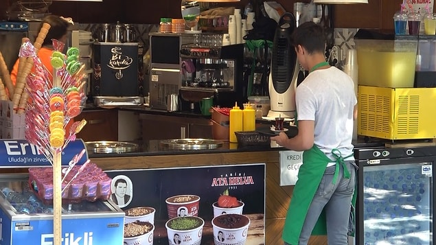 Dondurmacının önünde arabasıyla bebeği bırakan anne aniden ortadan kaybolunca; arabasında oturan bebek ortada kaldı.
