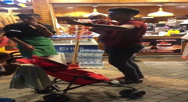 Bu sırada iş yeri sahibi kalabalığa seslenip sosyal medyadan yayın yapsa da bebeğin sahibi çıkmadı. Diğer yandan dükkan sahipleri polis ekiplerine ihbarda bulundu.