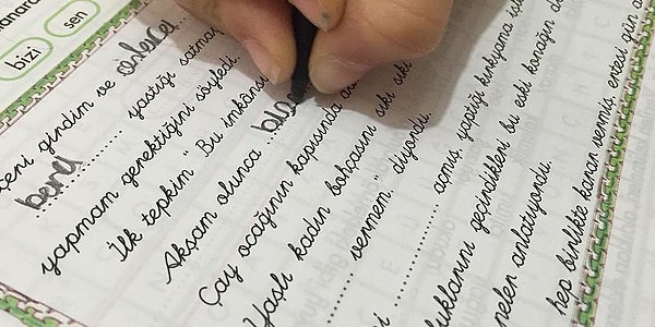 2017'de okullarda zorunlu öğretilen bitişik eğik el yazısı modeli kalktı.
