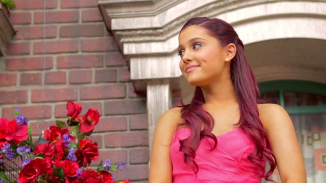 5. Ariana Grande kariyerinin başlarında söylediği 'Put Your Hearts Up' şarkısından ve klibinden nefret ediyor.