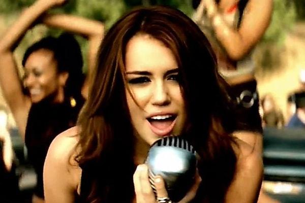 8. Miley Cyrus'ın şarkıcılık kariyerinin ilk büyük hit şarkılarından biri olan 'Party In The U.S.A.' hala dinleniyor.