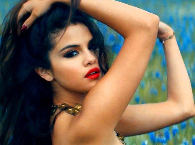 21. Selena Gomez 'Come And Get It'in sanki Rihanna'nın reddettiği bir şarkı gibi duyulduğunu düşünüyor.