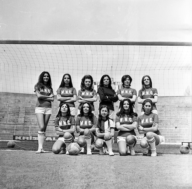 İlk kadın futbol takımı gazetelerin ve halkın büyük ilgisini gördü. Önceki yılların aksine bu kez kadın futbolculara bir destek söz konusuydu. Ancak herkesin destekleyici tavrına rağmen kadın futbolu yine istenilen coşkuya ulaşamadı.