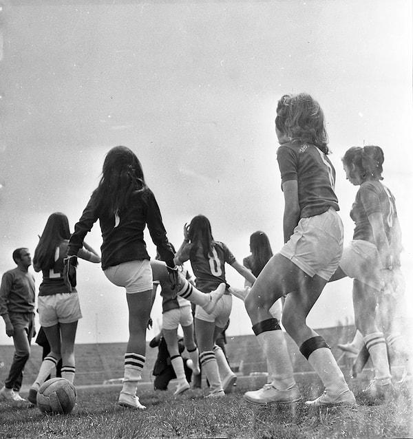 27 Ekim 1984’te Türkiye’nin ilk kadınlar futbol turnuvası yapıldı. Kadınlar ligine öncülük etmek isteyen Dostlukspor, Atılım ve Deryaspor arasındaki turnuva Pendik’te oynandı. Final maçını tam beş bin seyircinin izlediği de bilinen bilgilerden.