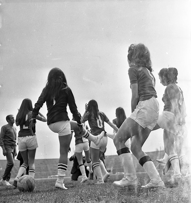 27 Ekim 1984’te Türkiye’nin ilk kadınlar futbol turnuvası yapıldı. Kadınlar ligine öncülük etmek isteyen Dostlukspor, Atılım ve Deryaspor arasındaki turnuva Pendik’te oynandı. Final maçını tam beş bin seyircinin izlediği de bilinen bilgilerden.