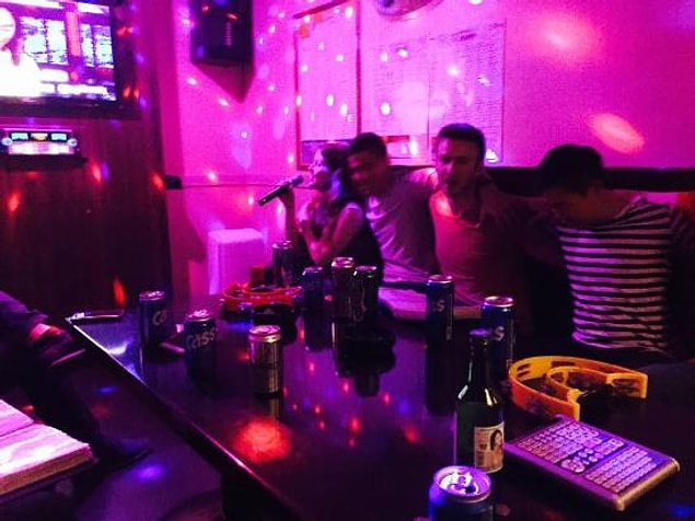 18. "7'den 77'ye tüm insanlar gecenin sonunda karaoke yapmaya gidiyorlar. Karaoke odalarında da atıştırmalık yemeye veya alkollü içecekler içmeye devam edebiliyorsunuz."
