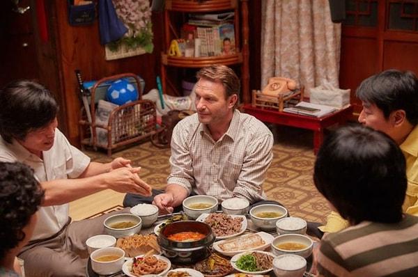 24. "Şu sıralar sandalyeler de sık kullanılıyor olsa da Kore'deki geleneksel restoranlarda bağdaş kurup yere oturarak yemek yiyorsunuz. Turistler nedense bunu yaparken epey zorlanıyor..."