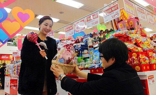 6. "Kore'de sevgililer gününde genellikler kadınlar erkeklere hediye alıyor. 'Beyaz gün' ismini verdikleri farklı bir özel günde ise erkekler kadınlara hediyeler ve özellikle çikolata veriyorlar!"