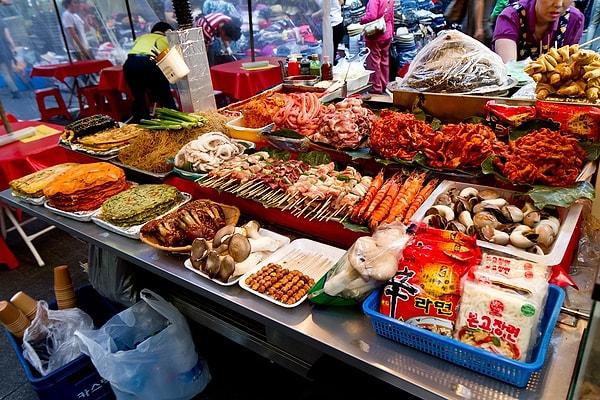 2. "Kore sokaklarında satılan yemeklerin çeşitliliğini gördüğümde ağzım beş karış açık kalmıştı."