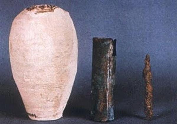19. Antik Yunanistan'da bir pil bulundu. Uzmanlar hala kullanımı hakkında sıkı bir tartışma içindeler. Bazıları, eşyaları altınla kaplamak için kullanıldığını düşünüyor.