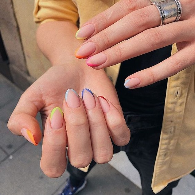 10. Renkli french nail artlar bu yılın yükselen tırnak trendleri arasında yer alıyor.
