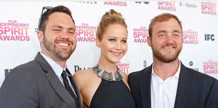 8 голливудских знаменитостей со своими братьями и сестрами в кино vs. в жизни