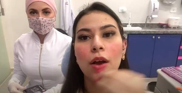 Сначала она появилась в видеоблоге бразильского ютубера как дантист.