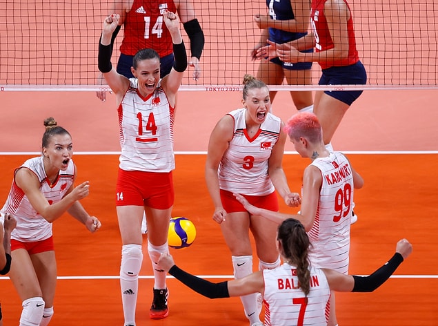 Maçın son bölümünde daha az hata yapan ABD seti 15-12, maçı da 3-2 kazanan taraf oldu.