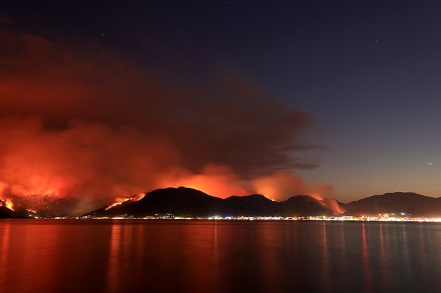 Sonraki en büyük yangın haberi Marmaris'ten geldi. Her dakika daha da büyüyen yangın hala daha kontrol altına alınabilmiş değil.
