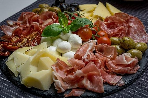 8. "İtalya'da yemekleri çok net şekilde kategorilere ayırırız. Ana yemeği beklerken 'antipasto' isimli çeşitli peynirler ve salamdan oluşan atıştırmalık tabağını yeriz."
