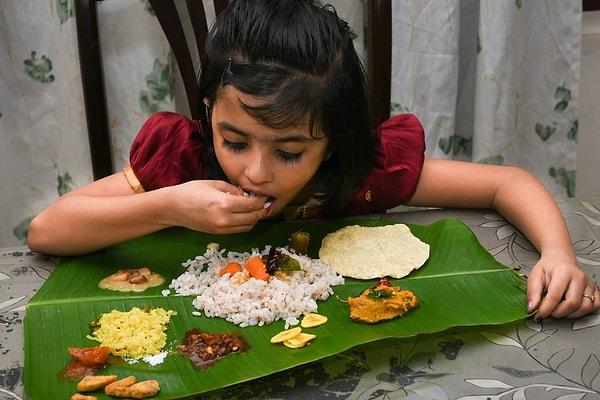 17. "Dünyada sadece Hindistan'da görülen eski bir gelenek tabak yerine yaprak kullanmak olabilir! Aslında hem hijyenik, hem ekonomik hem de doğaya faydalı bir alışkanlık."