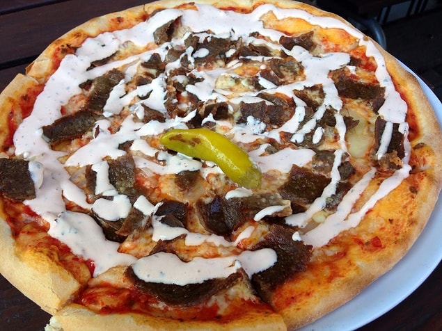 14. "İsveç'te pizza hamuruna domates sosu ve dana eti koyarak yiyoruz ve bu yemeğe 'kebap pizza' deniyor."