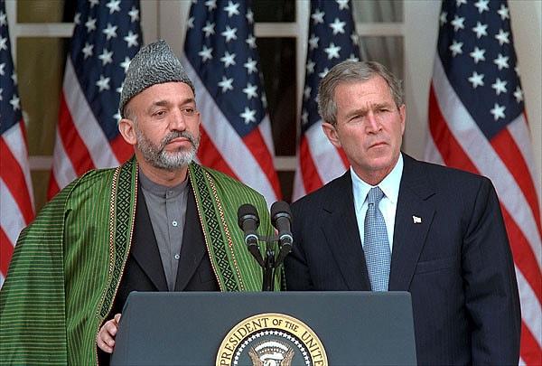 Bu arada 2002'de toplanan geleneksel Afgan Meclisi Hamid Karzai başkanlığında geçiş hükumeti belirler. Amaç, ülkenin Taliban ve El-Kaide'den temizlenmesidir. Karzai 2004'te seçimle başa gelir.