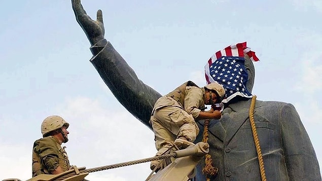Taliban'ın sonunun geldiğini iddia eden Bush Irak'ı işgal etmek istemektedir. İlginin Irak'a kayması Taliban rejimini güçlendirirken ABD Afganistan'a asker konuşlandırmaya devam eder.