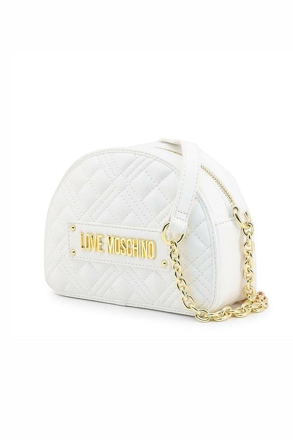 2. Sadece renkli modeller değil Love Moschino'nun beyaz renk gold detaylı çantaları da harika...
