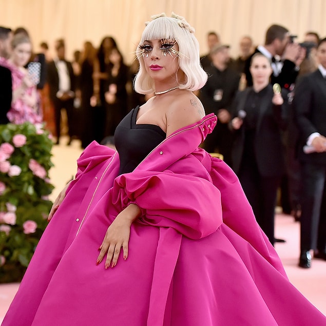 16. Hayaletlerin ve ruhların varlığına inanan Lady Gaga, 50.000 dolar ödeyerek özel bir hayalet dedektörü satın aldı. Bu cihaz sayesinde geceleri rahatça uyuyabildiğini söyledi.
