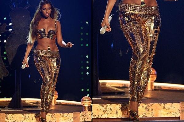 17. Dünyanın en ünlü sanatçılarından olan Beyonce yalnızca sanatıyla değil, yaşam tarzıyla da sürekli gündemde. Ünlü Rapçi Jay-Z ile birlikte oldukça yüklü bir servete sahip olan Beyonce, şovlarında kalçasını daha iyi gösterecek 350 bin liralık bir altın tayt giymişti.