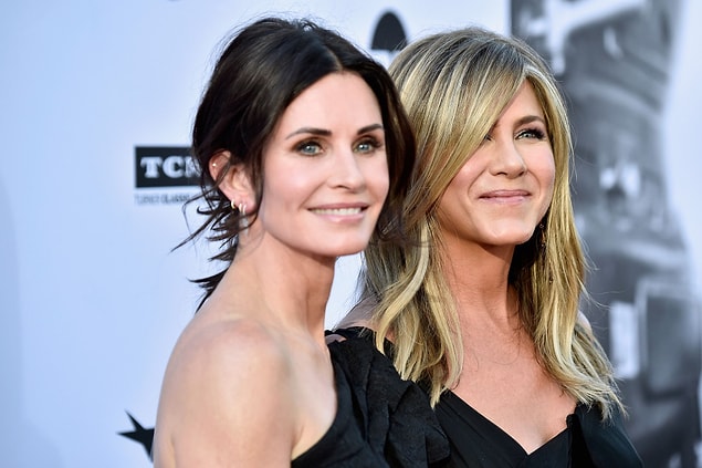 20. Jennifer Aniston, Courteney Cox'a bisiklete binmek istediğini söylediğinde Courteney, arkadaşına 12.000 dolarlık Chanel bisiklet hediye etti.