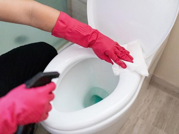3. Tuvaleti sık sık klorlu ürünlerle temizlemek.
