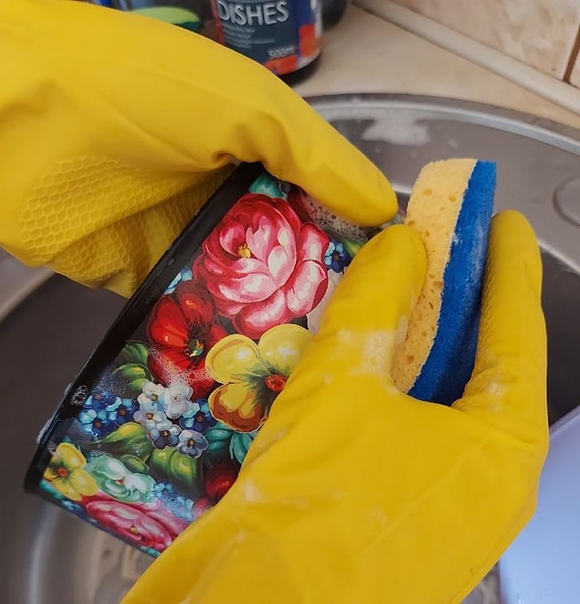 12. Plastik kapları ovarak sertçe temizlemek.