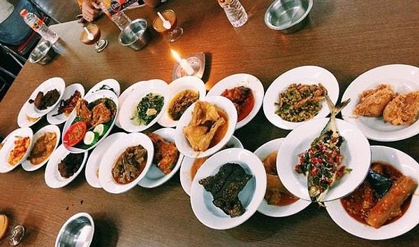 12. "Endonezya'da 'padang' olarak bilinen restoranlarda siz hiçbir şey sipariş etmezsiniz. Önünüze bir sürü tabak dizilir ve sadece yediklerinizin ücretini ödersiniz."