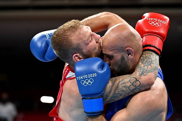 1. Лука Плантич из Хорватии и Одаи Эр-Рияд Адель Альхиндави из Иордании сражаются во время матча на Олимпийских играх 2020 года в Токио 25 июля 2021 года.