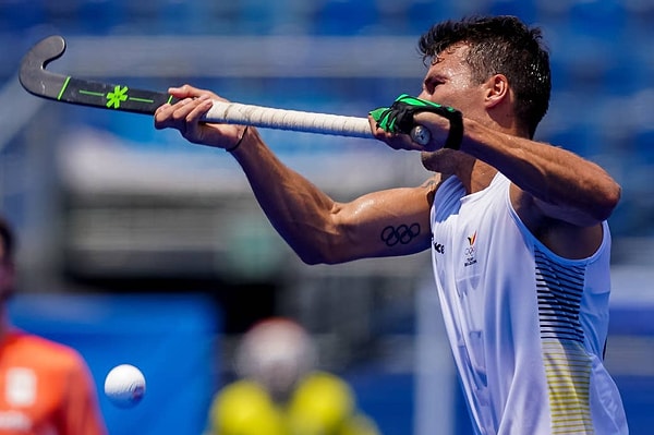 11. Симон Гугнар из Бельгии участвует в олимпийском мужском хоккейном матче против Нидерландов 24 июля 2021 года в Токио.