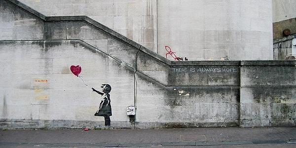 İlk eserini 2002 yılında Fransa'daki Thames nehri kenarında ikonikleşmiş 'kırmızı balonlu kız' eserini yapan Banksy, sokak sanatındaki şöhretine böyle kavuştu.