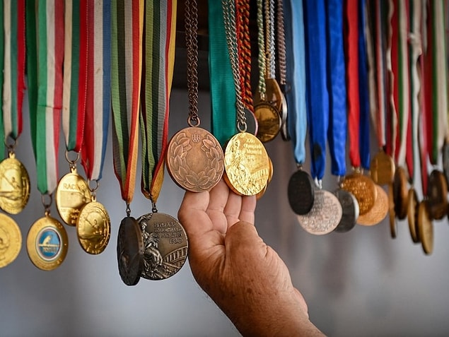 ABD'de yaşayan bir sporcuysanız ve altın madalyanız varsa hükûmet size yaklaşık 320 bin TL ödüyor. Gümüş madalya kazandıysanız yaklaşık 200 bin TL, bronz madalya kazandıysanız da yaklaşık 130 bin TL alabilirsiniz.