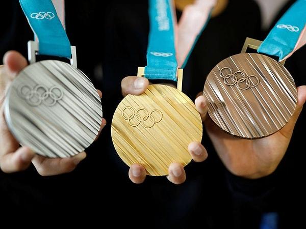 Macaristan'da ise altın madalya sahibi bir sporcu yaklaşık 1,5 milyon TL kazanıyor. Gümüş madalyaya yaklaşık 1 milyon TL, bronz madalyaya ise yaklaşık 800 bin TL veriliyor.