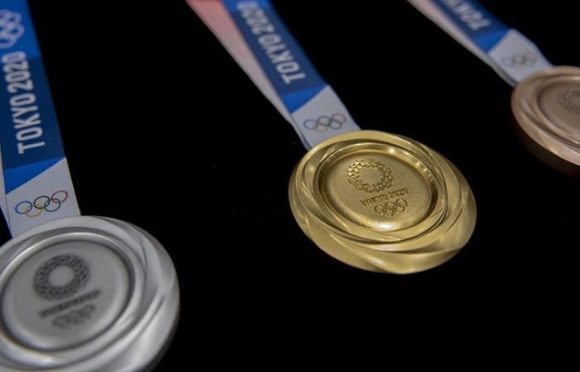 Japonya Hükûmeti'nin ödüllere göre yaptığı ödeme şöyle: Altın madalya kazanan sporcuya yaklaşık 400 bin TL, gümüş madalya kazanan sporcuya yaklaşık 150 bin TL ve bronz madalya kazanan sporcuya yaklaşık 75 bin TL.