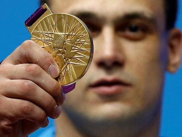 Kazakistanlı bir sporcu eğer Olimpiyatlar'da altın madalya kazandıysa hükûmet tarafından kendisine yaklaşık 2.2 milyon TL ödeniyor. Gümüş madalyada yaklaşık 1,3 milyon TL, bronz madalyada ise yaklaşık 650 bin TL veriliyor.
