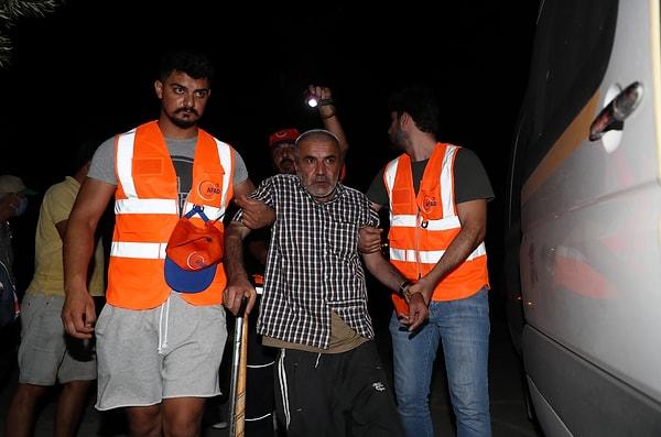 AFAD gönüllülerinden Oğuzhan Yürük ise kriz masasının yönlendirmesiyle Manavgat'ın 40 kilometre yukarısındaki Ahmetler Mahallesi'nde çalışmalara başladıklarını belirtti. Yürük, mahallenin yüzden 90'nın tahliye edildiğini kaydetti.