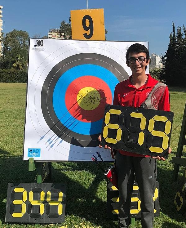 Dünya Okçuluk Federasyonu'nun gelecek vaat eden 5 okçusu arasında gösterilen Mete Gazoz ilk defa Bakü'de düzenlenen Avrupa Oyunları'nda Türkiye'yi temsil etti.