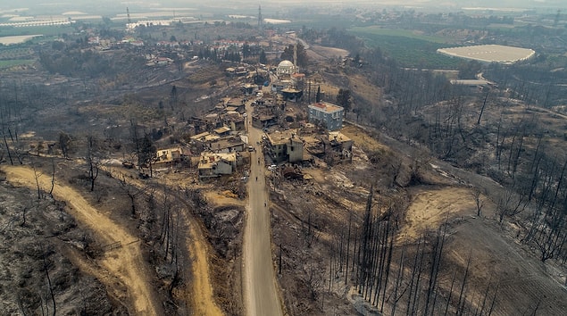 Manavgat’ta 42 mahallenin etkilendiği yangında 27 mahalle tahliye edildi.