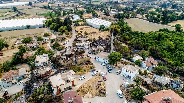 Manavgat’ta ormanlık alandaki yangın ise ilçedeki Çardak ve Kaçarlar mahallelerindeki yerleşim alanlarını tehdit etmeye başladı.