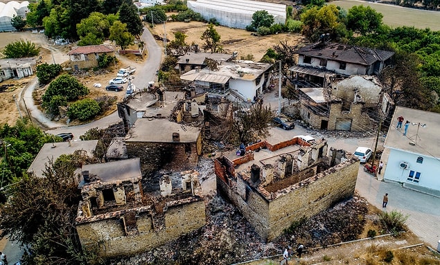 Manavgat ve çevresindeki yangın alanlarında rüzgar etkisini yitirdi.