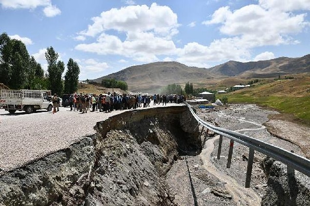 Bölgede incelemelerde bulunan Başkale Kaymakamı ve Belediye Başkanvekili Asım Solak, evleri hasar gören ailelerle görüştü.