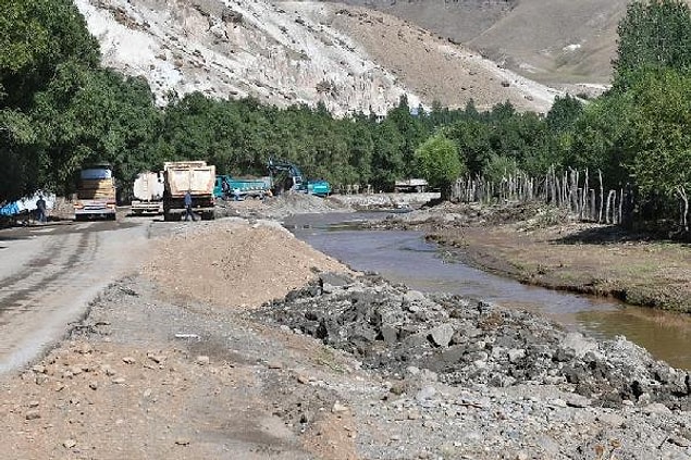 Evleri yıkılan ailelerden 3'ü, ilçe merkezindeki pansiyona yerleştirildi. AFAD ekipleri selden etkilenenlerin ihtiyaçları için çadır kurmaya başladı