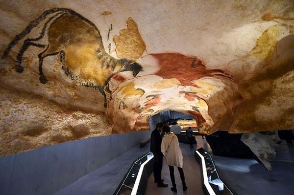 17.000-15.000 yıllık duvar resimlerinin bulunduğu mağara yaklaşık olarak 250 metre uzunlukta ve her bölgede farklı bir tema ve hayvan var.